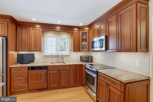 2301 BEACON HILL DR, Wilmington, DE 19810