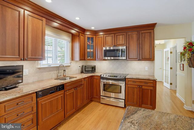 2301 BEACON HILL DR, Wilmington, DE 19810