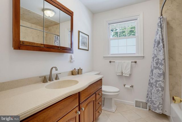 2301 BEACON HILL DR, Wilmington, DE 19810