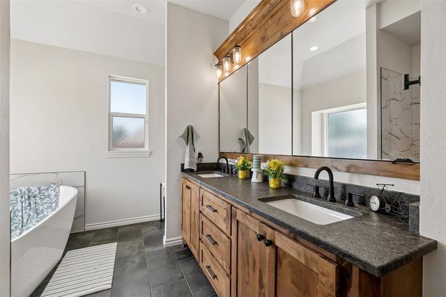 1324 W Harvard Way, Mustang, OK 73064
