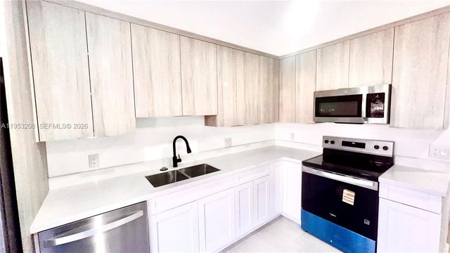 6637 NW 178th Ter, Hialeah, FL 33015