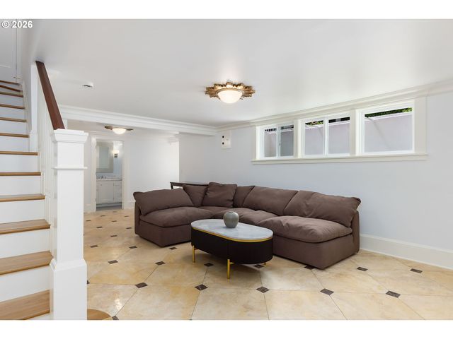 1728 Ne STANTON St, Portland, OR 97212