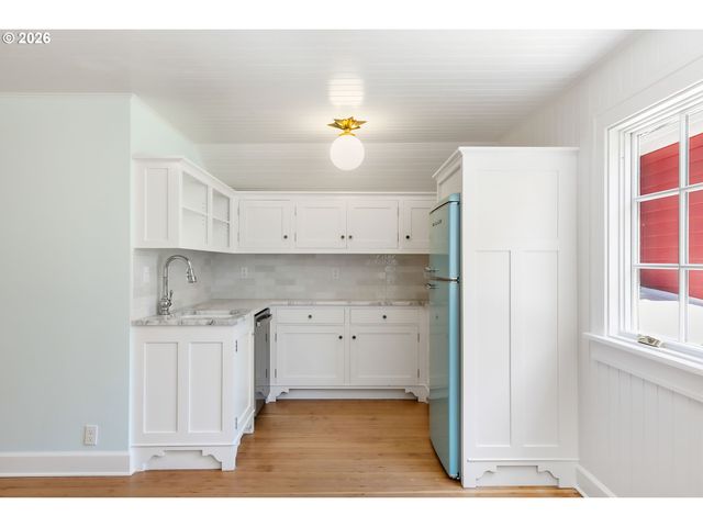 1728 Ne STANTON St, Portland, OR 97212