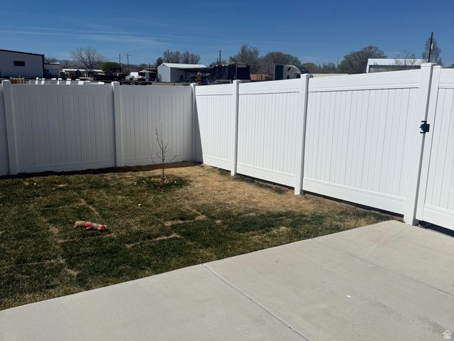 704 E PINE ST, Wellington, UT 84542