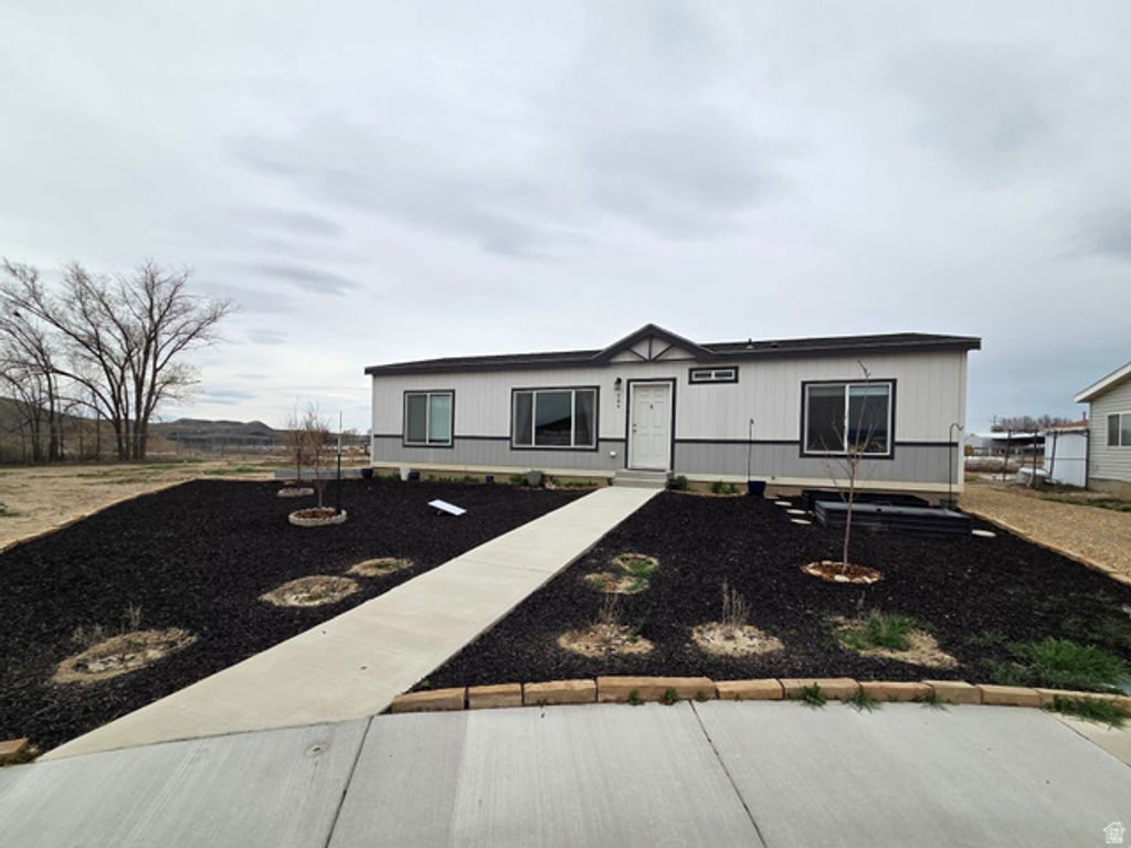 704 E PINE ST, Wellington, UT 84542