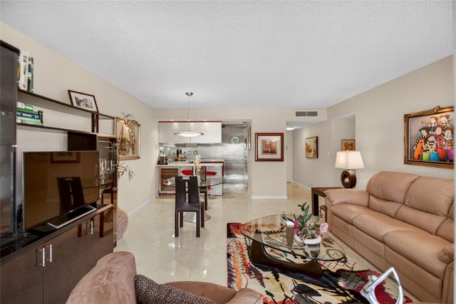 9001 Jacaranda Lane 201, Plantation, FL 33324