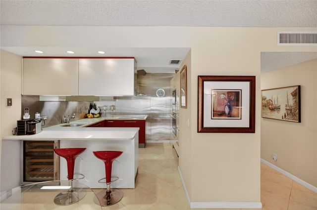 9001 Jacaranda Lane 201, Plantation, FL 33324