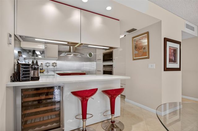 9001 Jacaranda Lane 201, Plantation, FL 33324