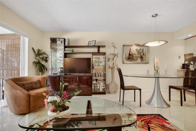 9001 Jacaranda Lane 201, Plantation, FL 33324