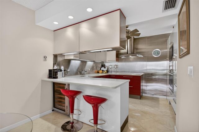 9001 Jacaranda Lane 201, Plantation, FL 33324