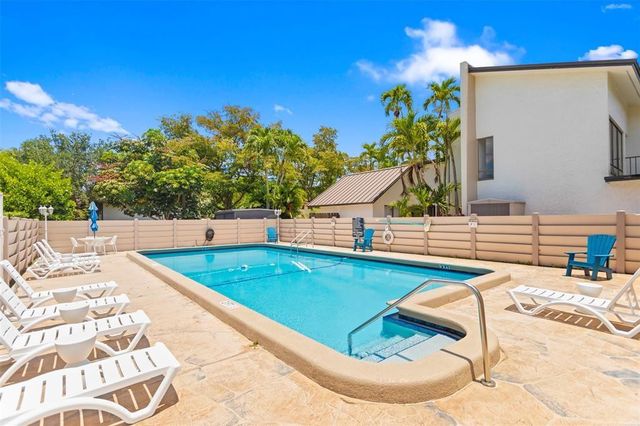 9001 Jacaranda Lane 201, Plantation, FL 33324