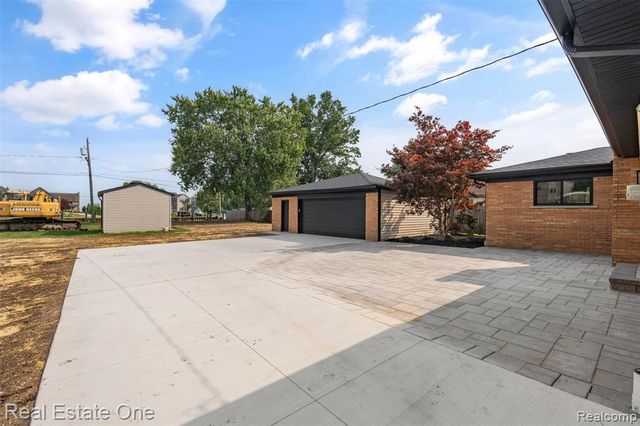 47900 Jefferson Avenue, Chesterfield, MI 48047