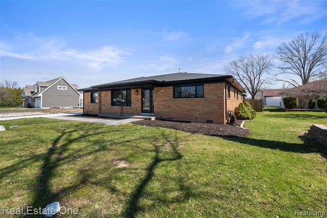 47900 Jefferson Avenue, Chesterfield, MI 48047