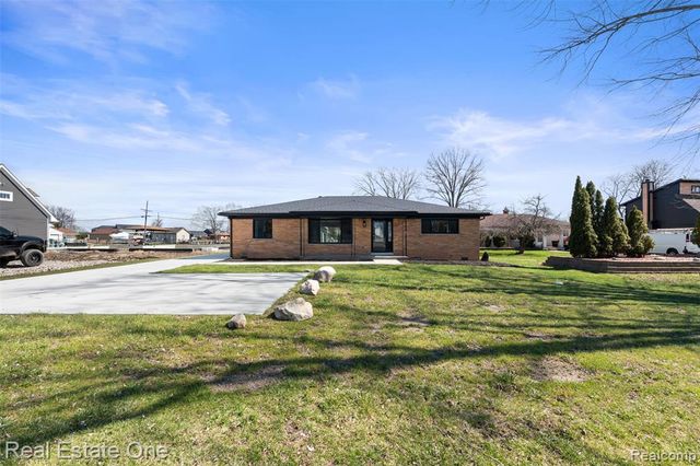 47900 Jefferson Avenue, Chesterfield, MI 48047