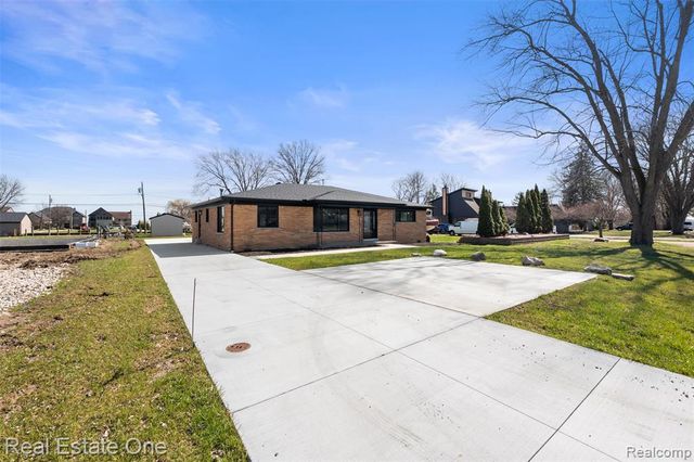 47900 Jefferson Avenue, Chesterfield, MI 48047
