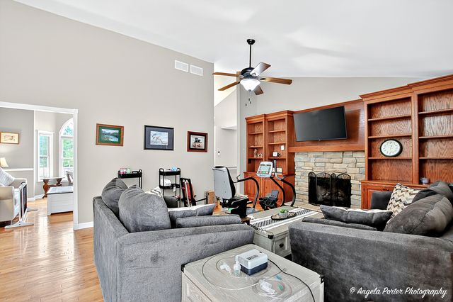 209 Geneva Lane, Mchenry, IL 60051