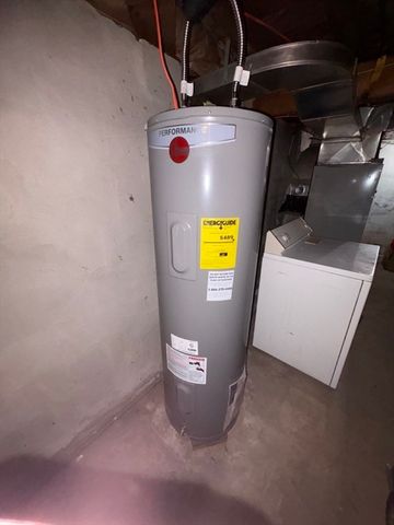 47 Arbutus St, Springfield, MA 01109