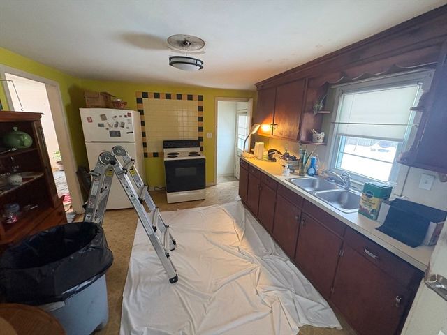 47 Arbutus St, Springfield, MA 01109