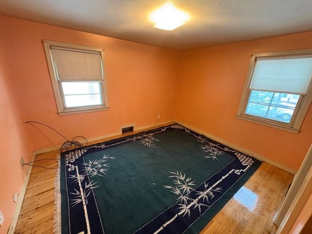 47 Arbutus St, Springfield, MA 01109