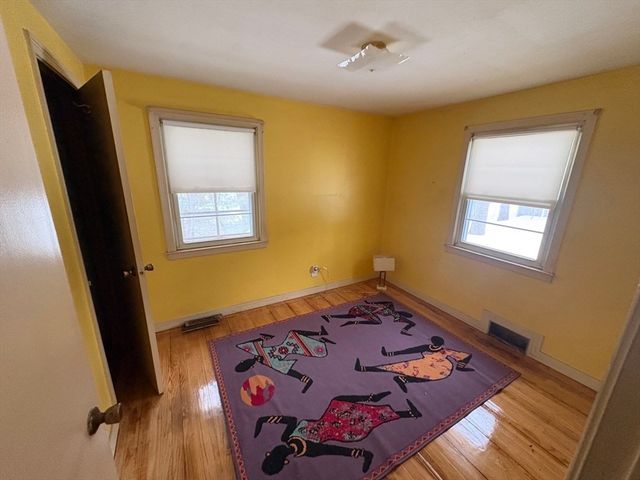 47 Arbutus St, Springfield, MA 01109