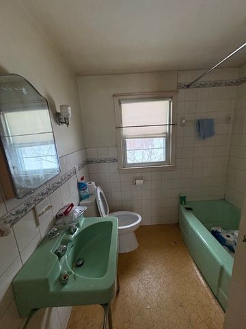 47 Arbutus St, Springfield, MA 01109