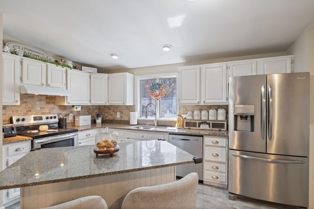 41 Friar Tuck Way, Wolfeboro, NH 03894