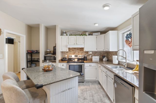 41 Friar Tuck Way, Wolfeboro, NH 03894