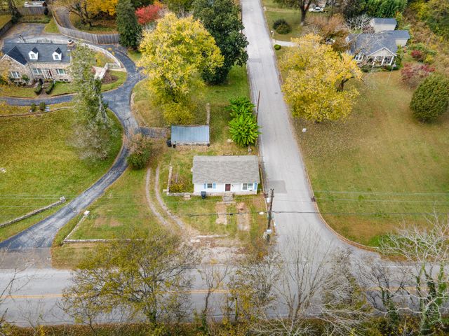 1013 Riverside Dr, Columbia, TN 38401