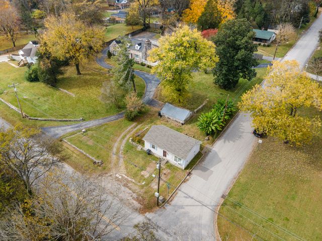 1013 Riverside Dr, Columbia, TN 38401