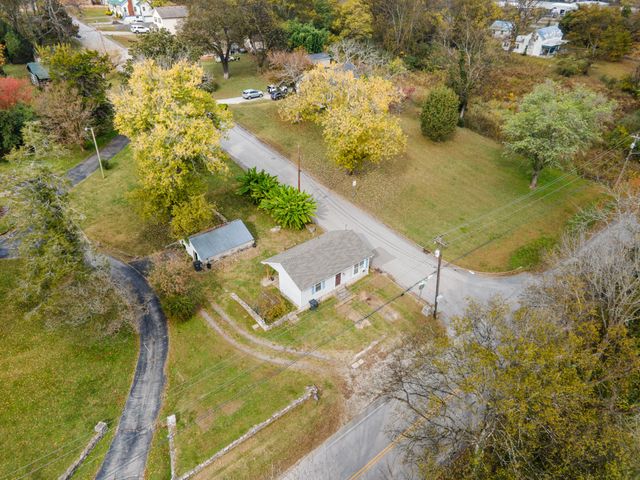 1013 Riverside Dr, Columbia, TN 38401