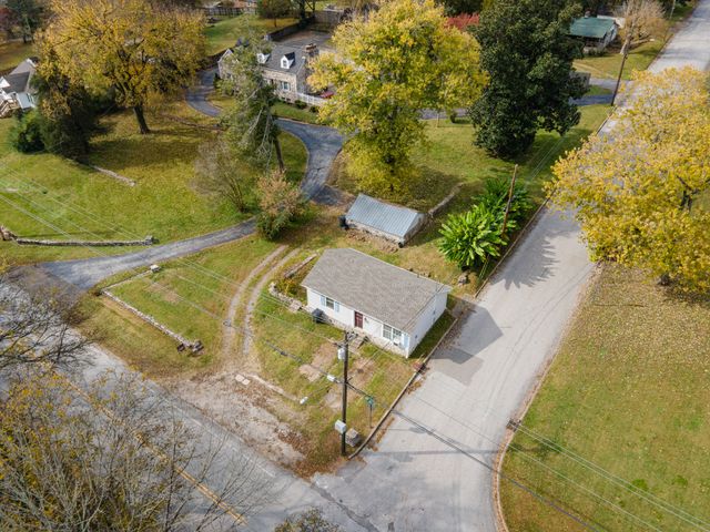 1013 Riverside Dr, Columbia, TN 38401