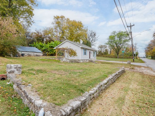 1013 Riverside Dr, Columbia, TN 38401