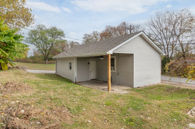 1013 Riverside Dr, Columbia, TN 38401