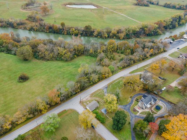 1013 Riverside Dr, Columbia, TN 38401