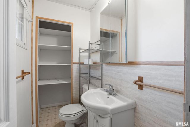 3900 28TH Street, Rock Island, IL 61201