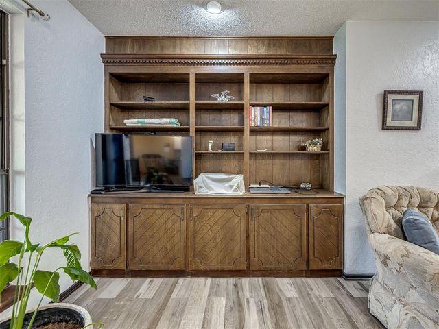 8201 Willow Creek Boulevard, Oklahoma City, OK 73162