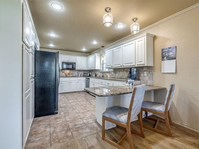 8201 Willow Creek Boulevard, Oklahoma City, OK 73162