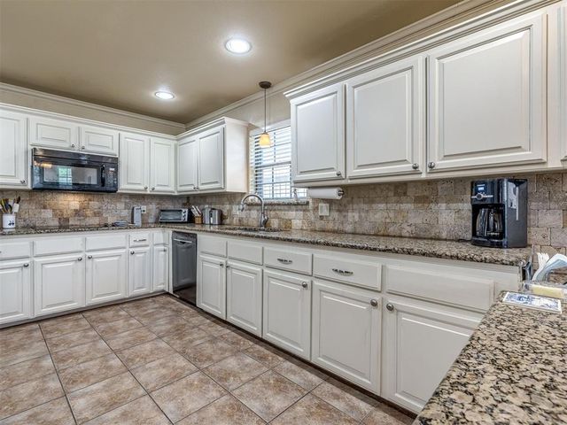 8201 Willow Creek Boulevard, Oklahoma City, OK 73162