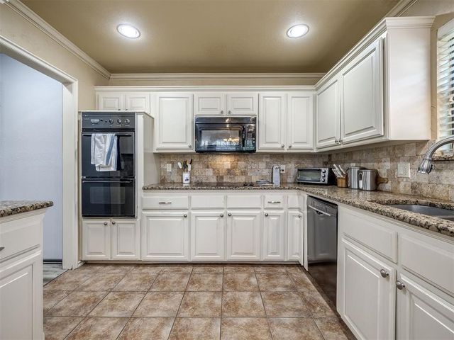 8201 Willow Creek Boulevard, Oklahoma City, OK 73162