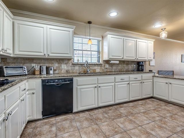 8201 Willow Creek Boulevard, Oklahoma City, OK 73162