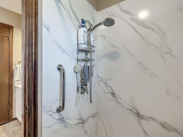 8201 Willow Creek Boulevard, Oklahoma City, OK 73162