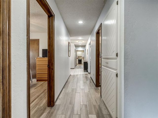 8201 Willow Creek Boulevard, Oklahoma City, OK 73162