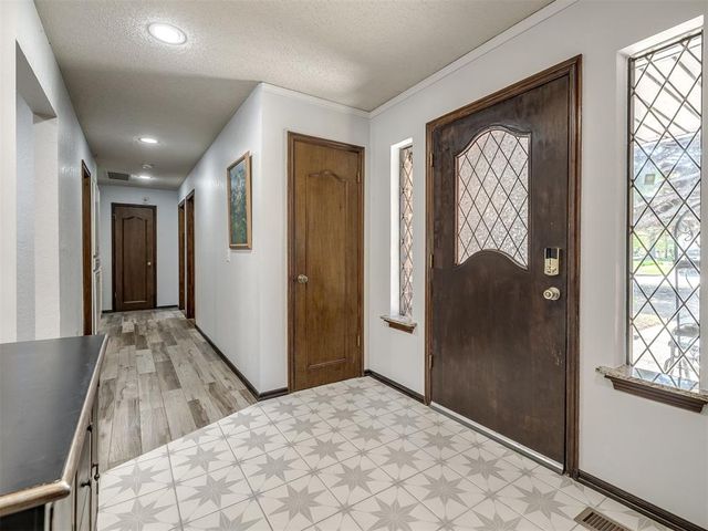 8201 Willow Creek Boulevard, Oklahoma City, OK 73162