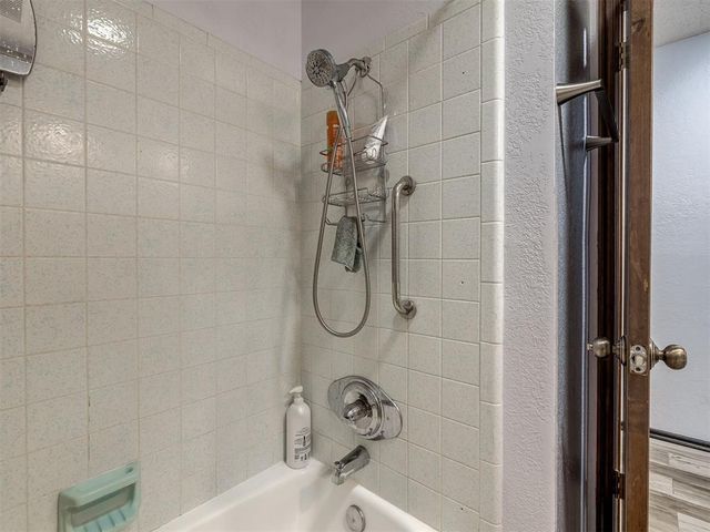 8201 Willow Creek Boulevard, Oklahoma City, OK 73162