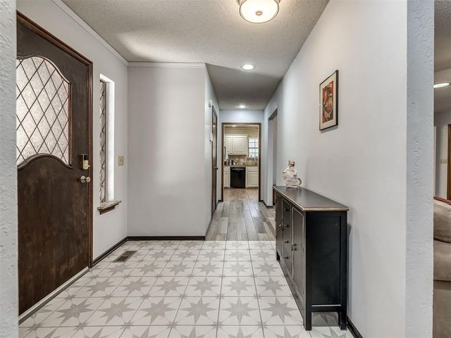 8201 Willow Creek Boulevard, Oklahoma City, OK 73162