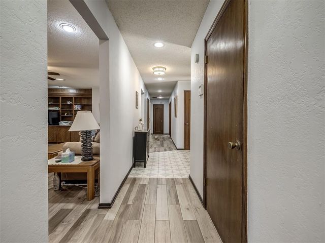 8201 Willow Creek Boulevard, Oklahoma City, OK 73162