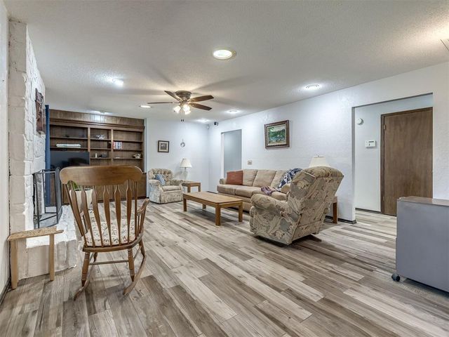 8201 Willow Creek Boulevard, Oklahoma City, OK 73162