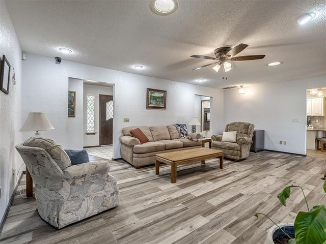 8201 Willow Creek Boulevard, Oklahoma City, OK 73162