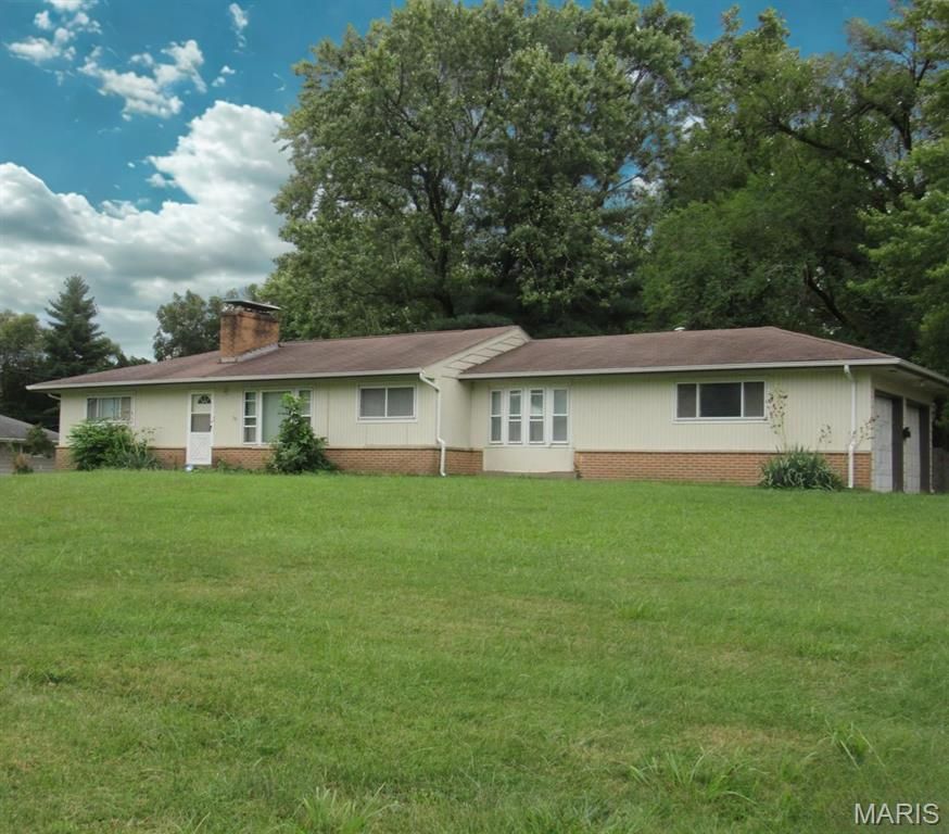 12 Robinwing Lane, Hazelwood, MO 63042