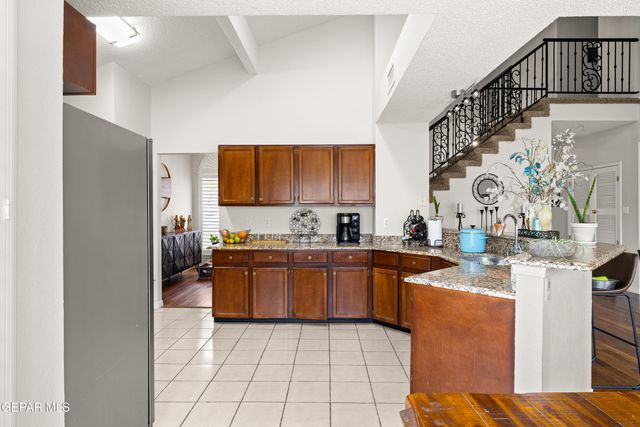 1000 SUN RIDGE Drive, El Paso, TX 79912